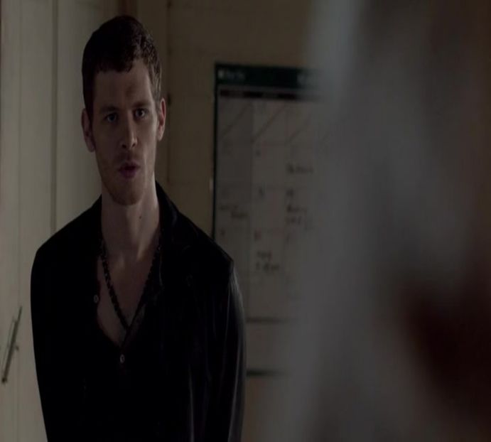 — Klaus își duce mâinile la spate, împreunându-le și face ocolul celor două pentru a se - E01xS01 ends l i f e kills laughter