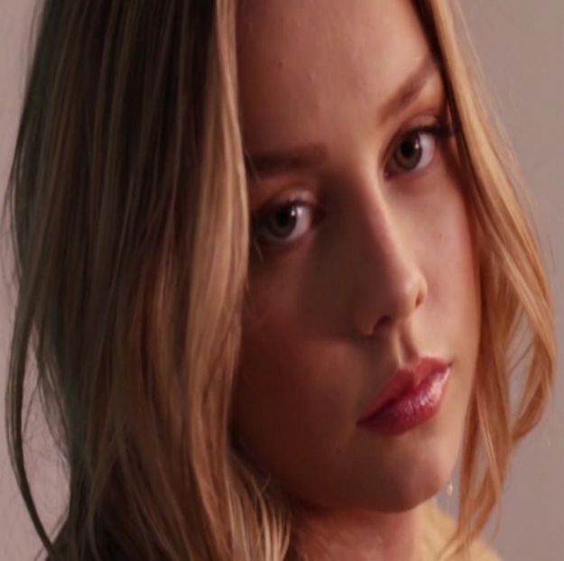 ; (mi se măresc considerabil în timp ce-l privesc pe Klaus cum se apropie de noi + - E01xS01 ends l i f e kills laughter