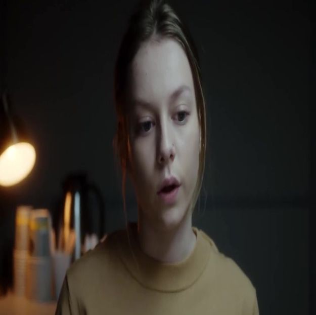 ; (al cărei nume abia îl aflasem. Îmi mut din nou privirea spre Klaus, încercând să gasesc + - E01xS01 ends l i f e kills laughter