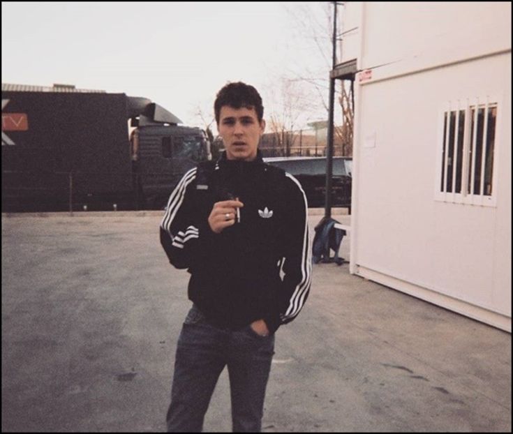 ― ❝Ies din casă plictisit după o zi lungă în care doar am pierdut vremea şi nu am făcut mai - E01xS01 ends l i f e kills laughter