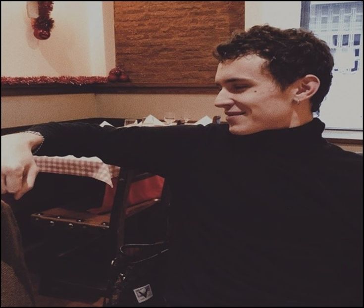 ― ❝purtam în jurul pieptul şi continui să merg aprinzându-mi o ţigară între timp.Mă uit - E01xS01 ends l i f e kills laughter