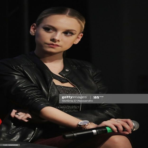 ; (Stăteam în barul semi-întunecat, la o masă retrasă, privindu-mi absentă degetele din + - E01xS01 ends l i f e kills laughter