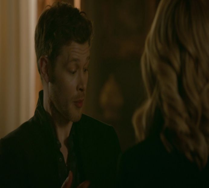 — Dintr-o pură întâmplare, Klaus își aruncă privirea către un cotlon al barului mai retras - E01xS01 ends l i f e kills laughter