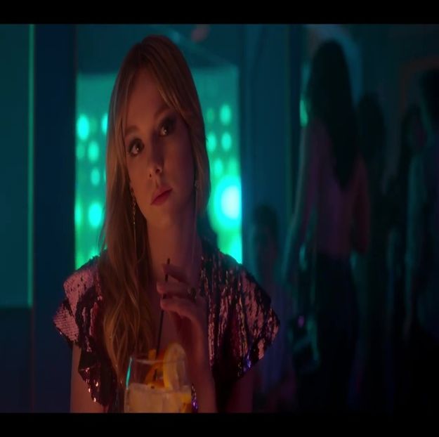 ; (Tresar și-mi încleștez cu rapiditate palma, făcând micile scântei să dispară. Îmi îndrept spatele - E01xS01 ends l i f e kills laughter