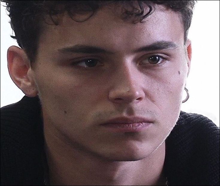 ― ❝După ceva timp ajung la bar,iar înainte de a intra arunc ţigara pe jos dintr-o mişcare - E01xS01 ends l i f e kills laughter