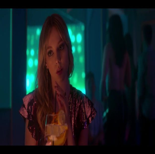 ; (Îmi privesc din nou mâna, care acum mi se odihnea în poală. Îmi sprijin capul în cealaltă + - E01xS01 ends l i f e kills laughter