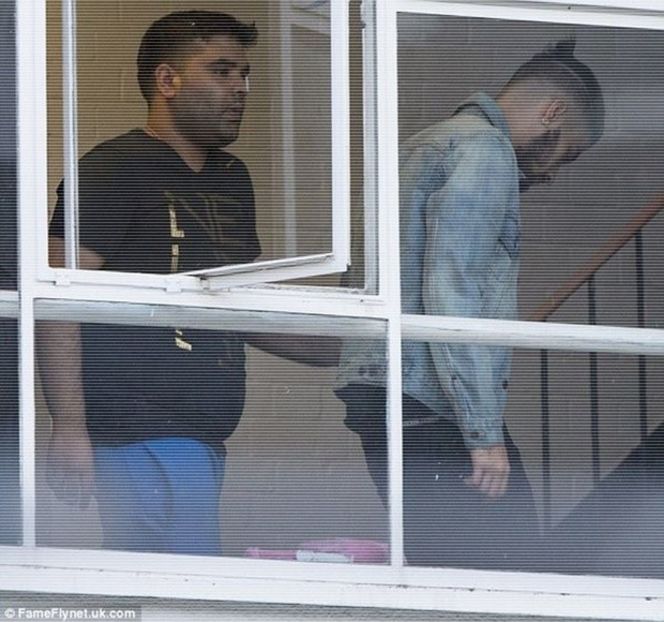 — 　Buzele iubitei sale, le percepe peste puţin timp, exact în clipa în care încetul cu încetul - 12 Never mind me watching you