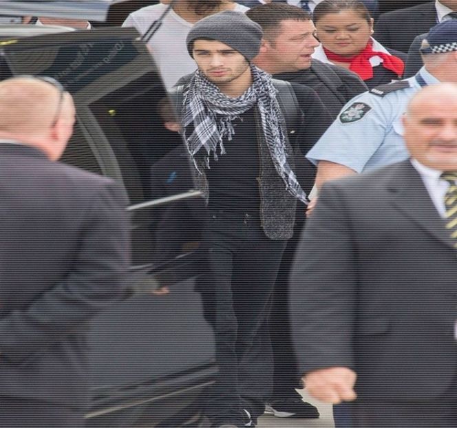 — 　Faptului că în aproximativ o oră se dovedea a fi aşteptat la respectiva adresă, deja - 12 Never mind me watching you