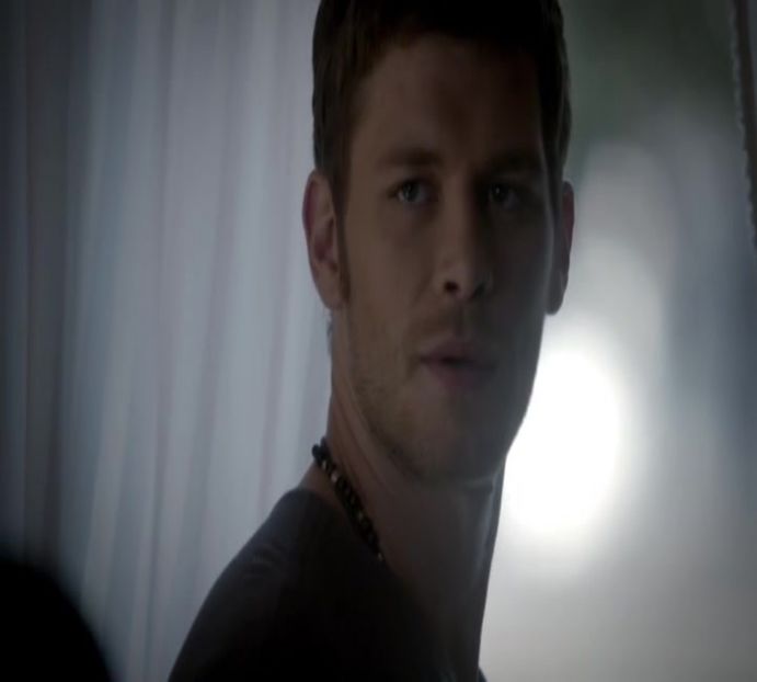 — Klaus găsește naivitatea tinerei ca fiind de-a dreptul hilară, lucru care se și manifestă - E01xS01 ends l i f e kills laughter