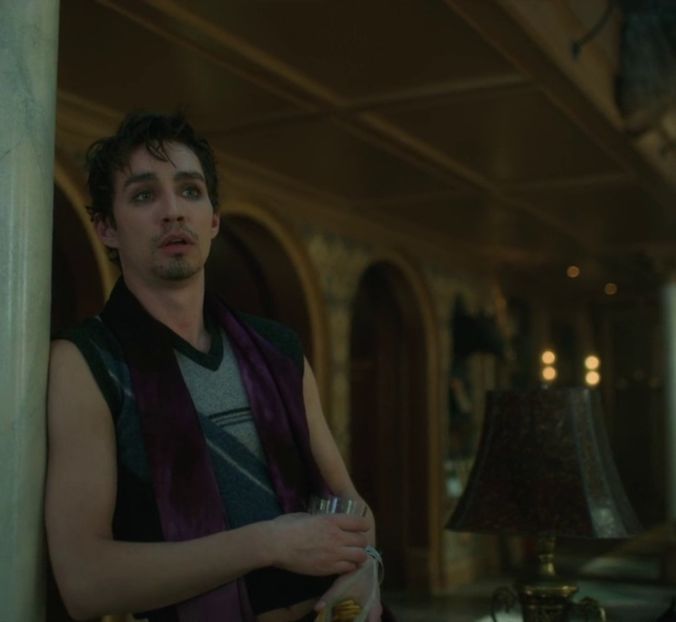 – excentric, trebuie să înțelegeți), pentru un aspect imaculat, tipic lui. - E01xS01 ends l i f e kills laughter