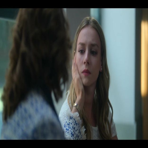 ; (Mă uit confuză la cei doi, corpul meu încordându-se sub atingerea lui Klaus, mâna sa + - E01xS01 ends l i f e kills laughter