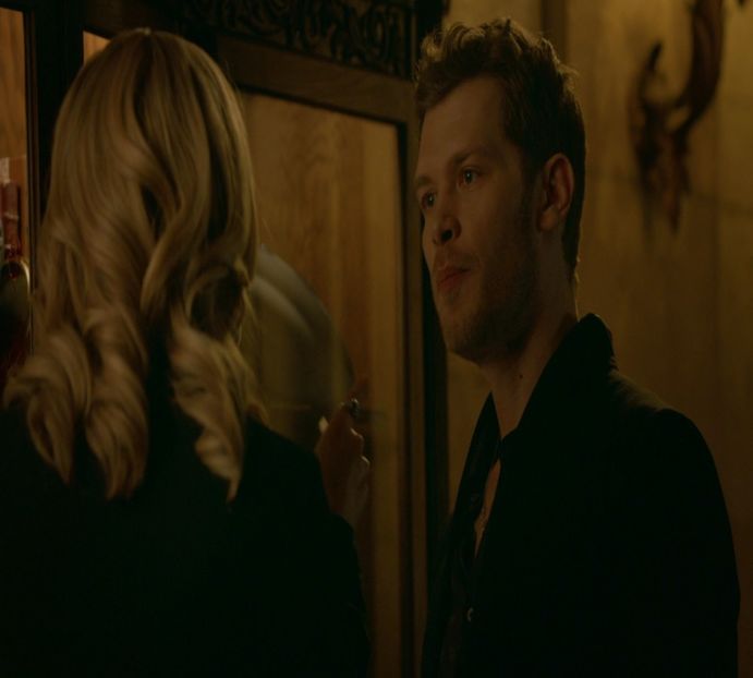 — Klaus nu putea decât să urmărească, în tăcere și cu o oarecare distanțare emoțională, - E01xS01 ends l i f e kills laughter