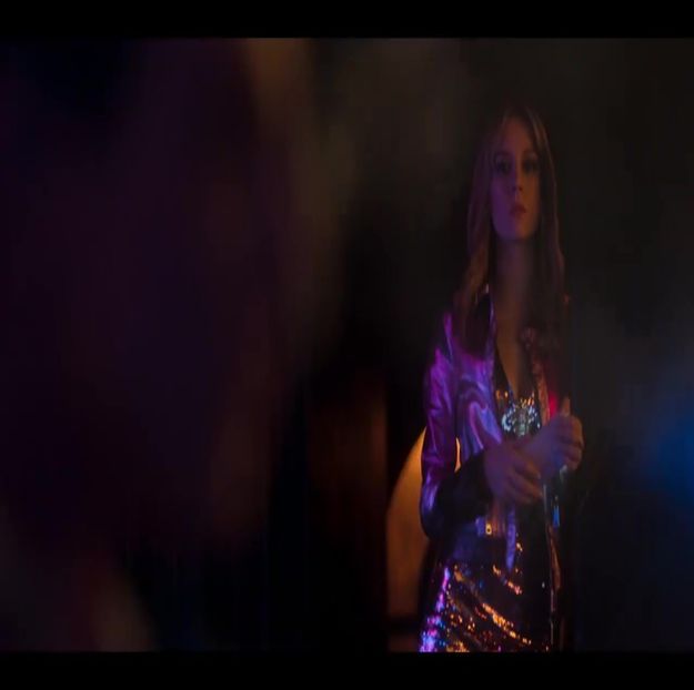 ; (Mă întorc cu fața spre grupul de oameni ce s-a format în jurul nostru, neînțelegând + - E01xS01 ends l i f e kills laughter