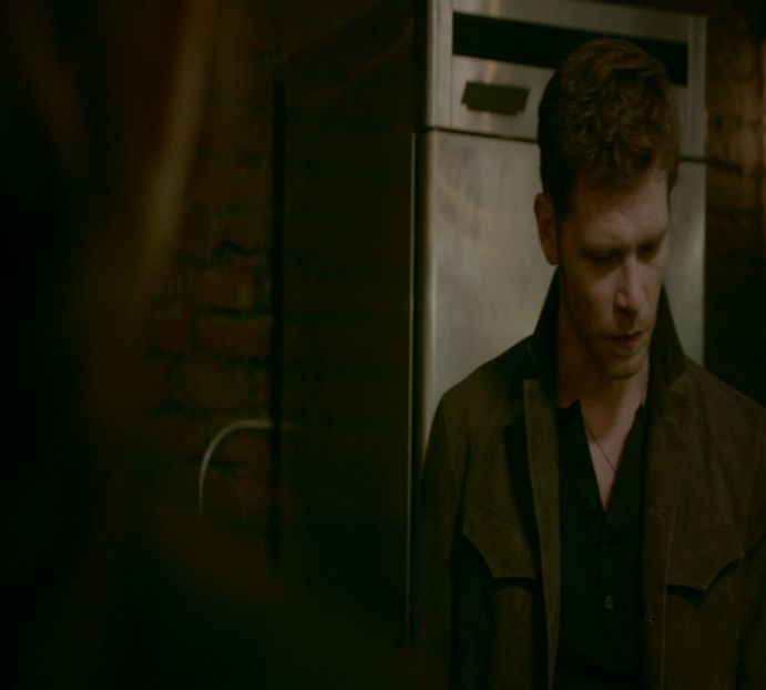 — culos așezate pe o tavă din argint și în umple doar pe jumătate cu lichidul pe care de - a haunted place xx NA s mansion