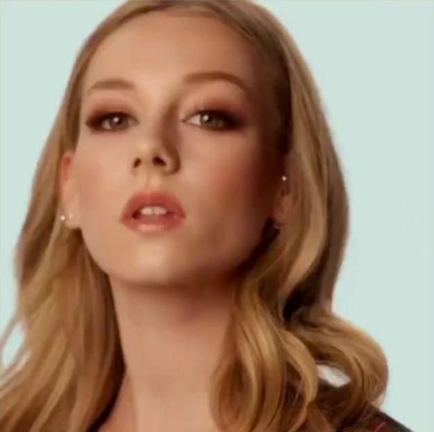 ; (Mă ridic de pe fotoliul pe care eram așezată și mă îndrept spre sticlele cu alcool meticulos + - a haunted place xx NA s mansion