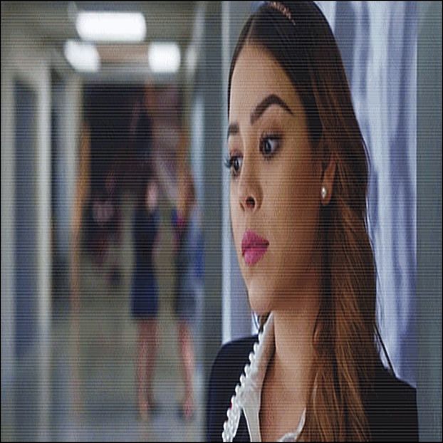 ∎☾▬ Este foarte atentă la vorbele lui Klaus, așezându-se în acel timp pe canapea, neluându-și - a haunted place xx NA s mansion