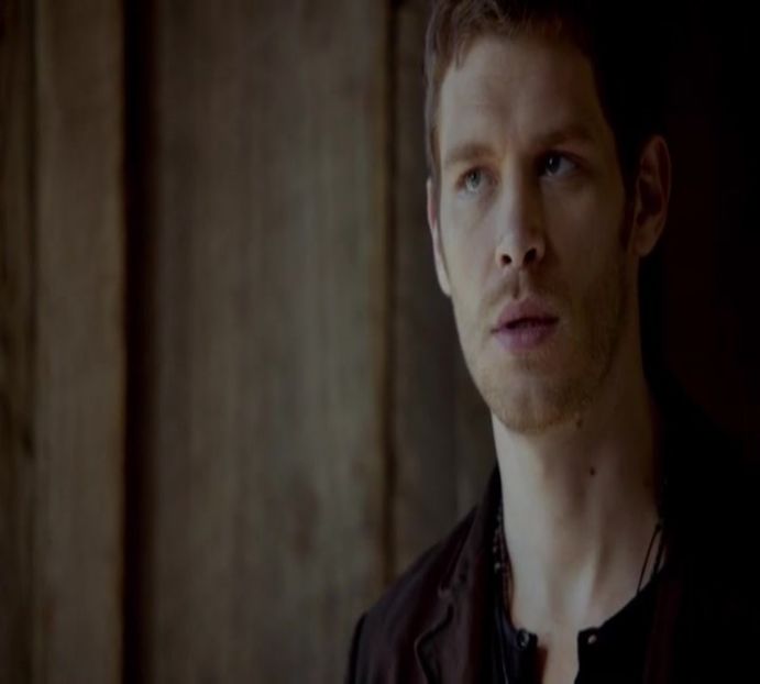 — Înainte de a-i oferi un răspuns și celei de-a doua tinere, Klaus își acordă timpul necesar - a haunted place xx NA s mansion