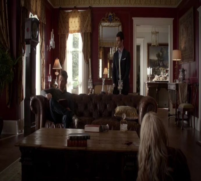 — „demoni, îngeri și orice v-ar mai putea trece vouă prin cap.” Își lasă privirea să poposea- - a haunted place xx NA s mansion