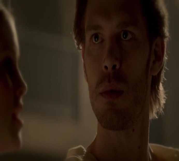 — Aflat în imediata proximitate a barului lui Niklaus îi este posibil acum să se sprijine în cotul - E01xS01 ends l i f e kills laughter
