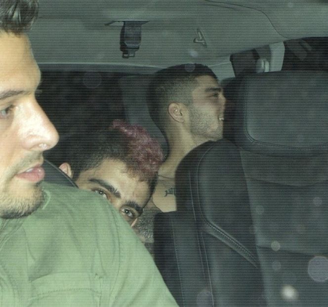 — 　Până în punctul în care, din nou, îi face rapid cu ochiul. Aşadar, deşi îi întoarce - 12 Never mind me watching you