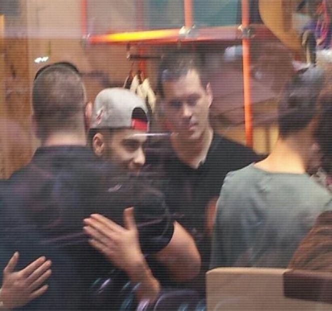 — 　Fiindu-i imposibilă. Astfel, odată ajuns în preajma treptelor, privirea şi-o coboară - 12 Never mind me watching you