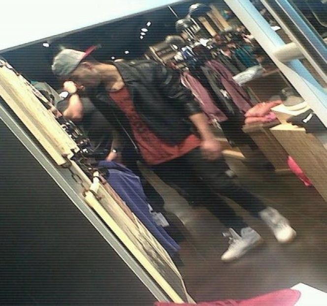 — 　Din living, dar după care nu se întorsese în cele din urmă căci faptul respectiv fusese - 12 Never mind me watching you