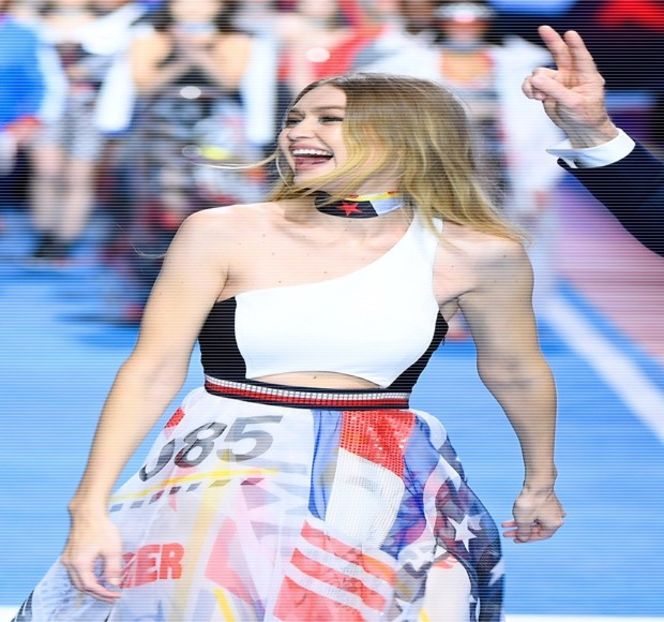 —  Sub gene până ce trece pragul uşii, în urma sa izbutind a rosti: „Ai grijă pe unde umbli.”; - 12 Never mind me watching you