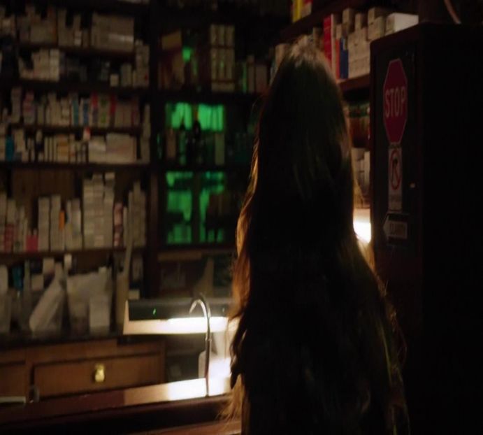 — distracție disponibilă în acest oraș uitat de lume. Analizează din exterior, pentru o clipă, - E01xS01 ends l i f e kills laughter