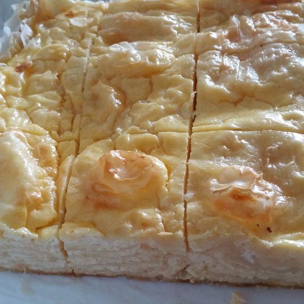 Burek cu brinza sarata . - Prajiturici si altele