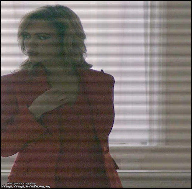 — Iese din bucătărie cu un pahar de vin roșu și se plimbă prin living învârtind lichidul - eps 05x În ochi se aprind