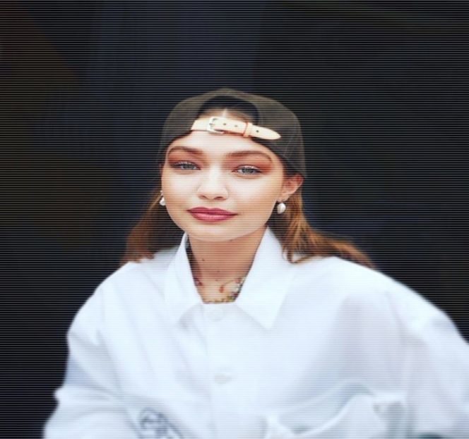 —  Petrece aproximativ un minut, două în interiorul cabinei predestinate toaletelor, urmând - 12 Never mind me watching you