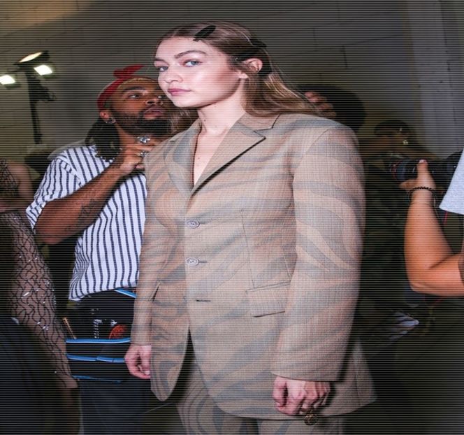 —  „Nepotrivit şi lipsit de respect atât faţă de mine, cât şi de relaţia noastră.” punctează - 12 Never mind me watching you