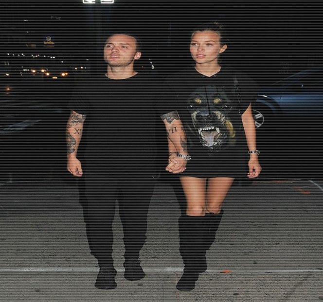 — Sfârşitul conversaţiei cu blondina de mai devreme reuşise oarecum să-i „scufunde corbăiile”, - 12 Never mind me watching you