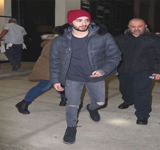 — Deşi privirea sa rămâne fixată asupra chipului ei, încetul cu încetul sprâncenele i se - 12 Never mind me watching you