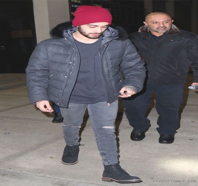 — Deloc brutal, pleoapele închizându-şi-le preţ de câteva clipe. O înjurătură îi părăseşte - 12 Never mind me watching you