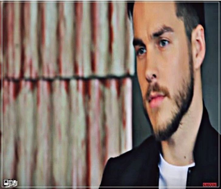 §´¨ɴ̲̃ᴏ̲̃ᴛ̲̃ʜ̲̃ɪ̲̃ɴ̲̃ɢ̲̃ ･ƨǝɿɒqmoɔ.; Se afla în interiorul campusului cu o gașcă de tovarăși, dis- - The Eclogues! S2ecundus liber