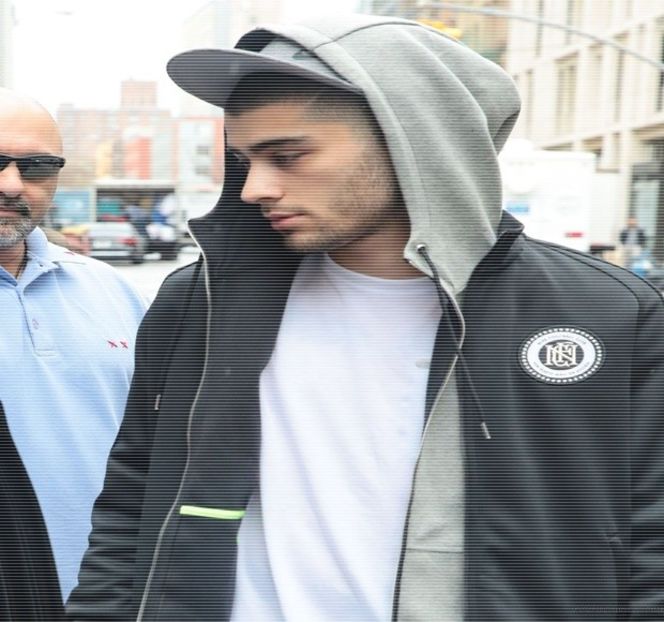 — Strecoară degetul arătător pe sub nodul cravatei, de care trage până ce o slăbeşte exagerat. - 12 Never mind me watching you