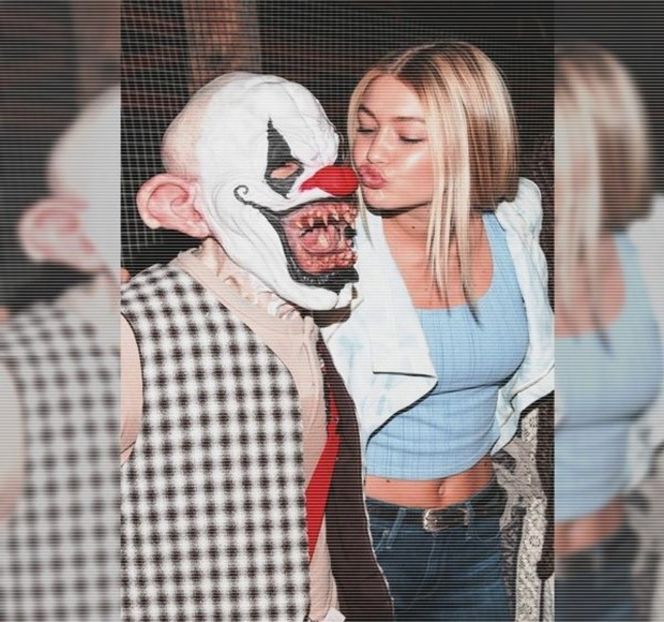 —  Interiorul dulapului, pe un umeraş, îmbracă ulterior halatul ei negru de noapte, cel al - 12 Never mind me watching you