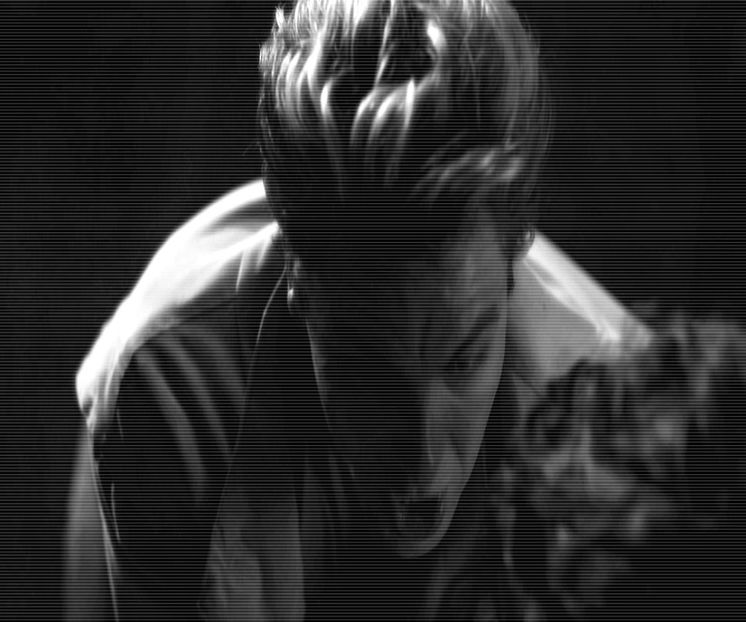 între palmele lui. O privește în ochi cu un zâmbet larg pe buze, apoi i le sărută lung și apăsat - thats how our story continues ep2