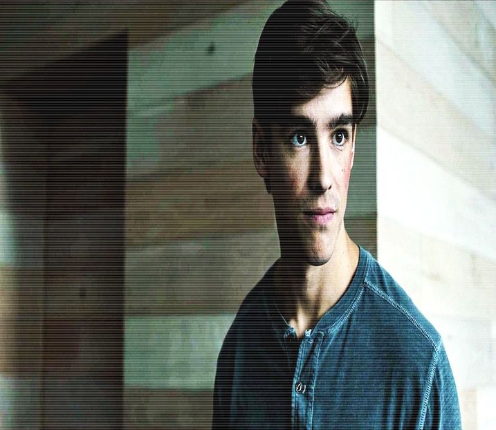 ━ ai venit înaintea mea?❞ Se așează lângă ea și își duce un braț pe după umerii ei, trăgând-o - thats how our story continues ep2