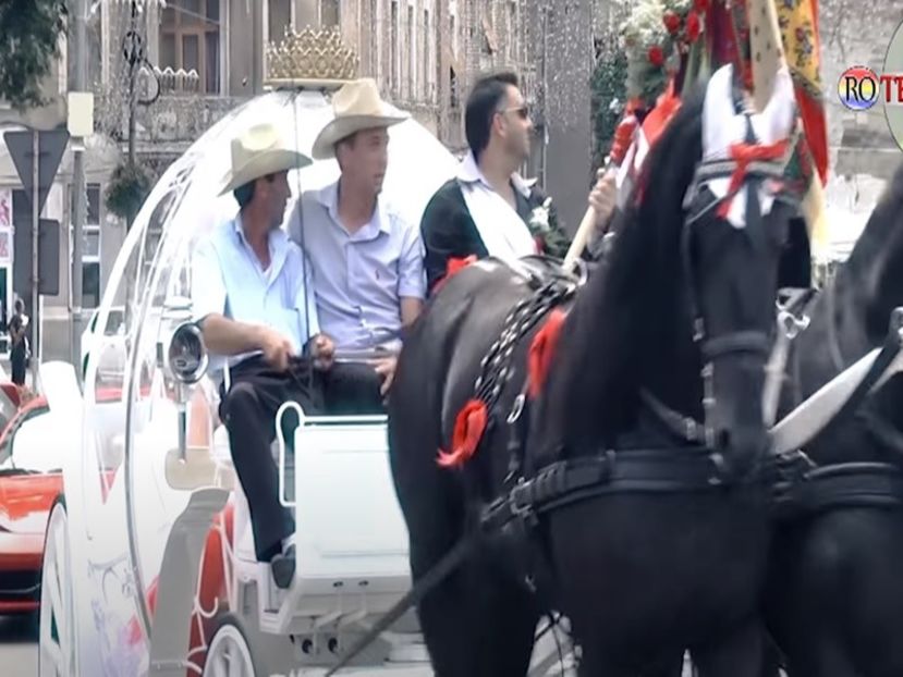 *se duc cu caleasca spre resedinta Potcovaru, unde are loc petrecerea..in spatele lor numai masini - episodul 79