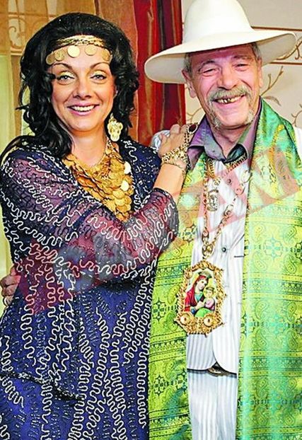 *Flacara ii baga 100 de dolari la sutien*Cea mai formoasa tiga;nca spalacita!Casa de piatra nepotica - episodul 79