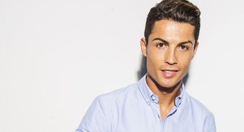 *se aseaza langa Iannis*Frumoasa atmosfera,nu?Dar pe tine nu te cunosc...esti nou in anturajul - episodul 79