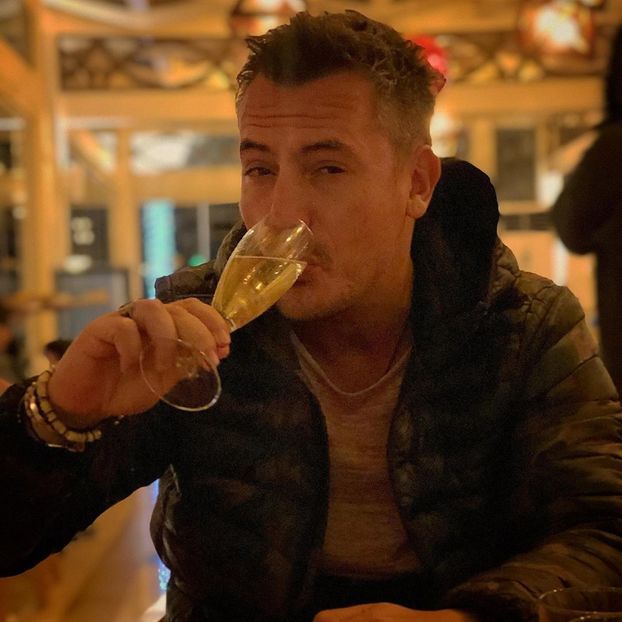 *intinde mana*Iannis. Nu cunosc pe nimeni aici,am venit cu Maria *se uita la ea care era langa - episodul 79