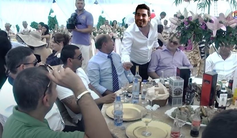 *Derek se plimba pe la mese care erau toti rudele lui* - episodul 79