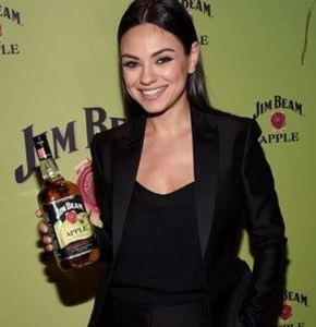 *vine cu o sticla de whiskey ca sa bea cu Maria* Alexandra,ne poti spune secretul tau?arati mai - episodul 79