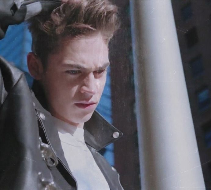 Sincer, nici eu nu știu .. De când ai intrat în încăpere emani o sinceritate debordantă și - Episodul 3