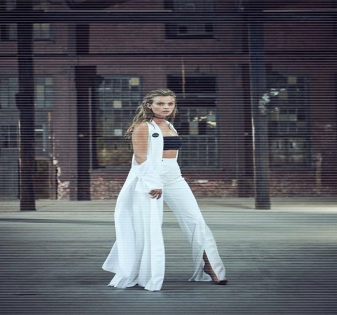 —  Respectiva era lipsită de subiect și predicat,cm era de la sine înțeles că Travis avea să per- - 14 It made you unwind and undo