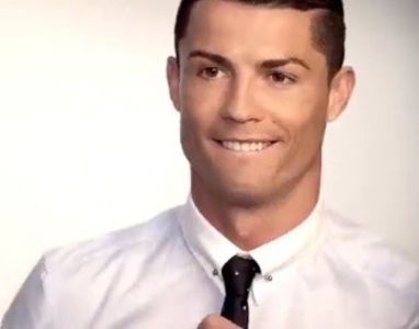 [in casa]*se imbraca la loc*Ar trebui sa ne intoarcem la petrecere. - episodul 79