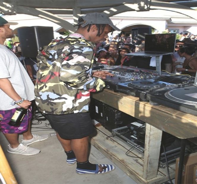 — La baza taliei ei, sub locul în care rochia i se oprise. Limba lui începe a cutreiera fiecare - 14 It made you unwind and undo